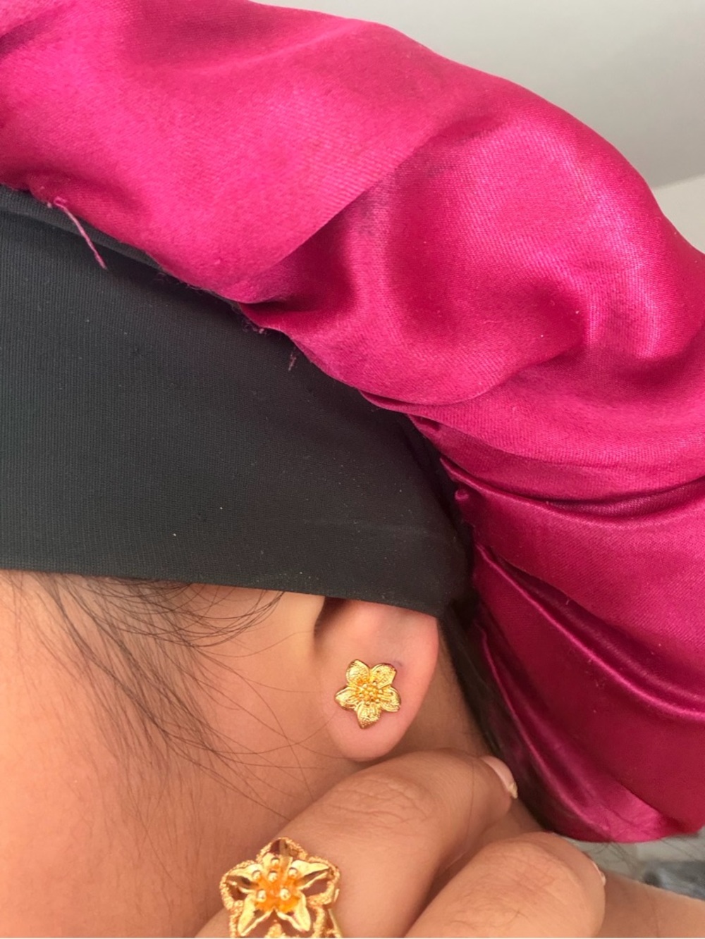 ✨ 24K Gold Flower Stud Earrings | Dainty Floral Jewelry | Everyday Cute Earrings - Picture 3 of 4